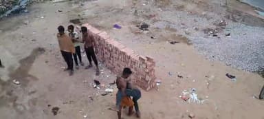 लखीसराय: लखीसराय जिले में हर्षोल्लास के साथ मनाया जा रहा है होली एक दूसरे को कीचड़ लगाकर मना रहे होली