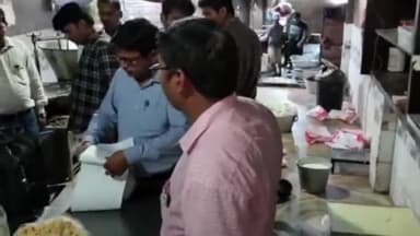 करछना: होली त्यौहार के चलते SDM ने नैनी स्थित मिठाई की दुकान पर छापा मारकर दुकान किया सील, मिलावटी का मिला सामान