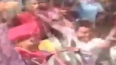 परवलपुर में धूमधाम से मनाई गई होली, जमकर उड़े रंग और गुलाल