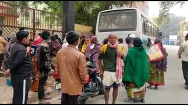 बिहार: बिहारशरीफ स्थित उत्पाद विभाग के कार्यालय का लोगो ने किया घेराव ,निर्दोष को पकड़ने का लगाया आरोप