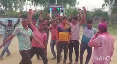 दौसा: दौसा सदर थाने में आज मनाई गई धुलंडी का त्यौहार जमकर लगाए रंग अबीर गुलाल डीजे पर थिरके पुलिसकर्मी