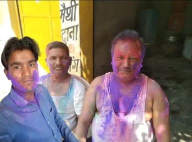 विजय कुशवाहा( राष्ट्रीय सोशल मीडिया संघ)श्री कमरुद्दीन बारसी पूर्व मेंबर एवं श्री पाल सिंह यादव की तरफ से होली की बधाई।