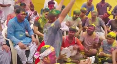 सिवान: प्रशांत किशोर ने पदयात्रियों के साथ धूम धाम  से मनाया होली..
#prashanatkishor