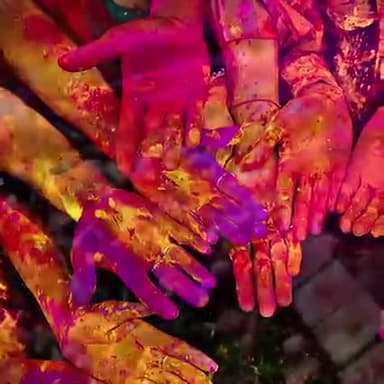 ढेर सारे रंग
मेल मिलाप
मिठास

यही तो हिंदुस्तान है
हमारी अनूठी संस्कृति की पहचान है। #happyholi