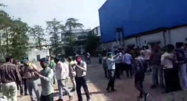 मवाना: मवाना  शुगर मिल में कर्मचारियों ने एक-दूसरे को रंग लगाकर  होली मनाई