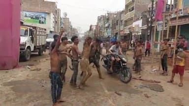 लखीसराय: लखीसराय जिले में बुधवार को होली के मौके पर युवकों के द्वारा कीचड़ की होली का रहा हुड़दंग । धूमधाम से मनाई गई होली