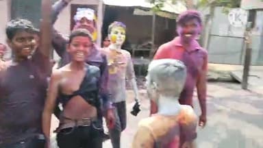 शाहगंज: शाहगंज के पुरानी बाजार में युवाओं ने रोड पर खेली जमकर होली