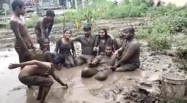 बेगूसराय: शहरी क्षेत्रों में युवाओं ने खेली कीचड़ की होली, युवाओ में दिखा खासा उत्साह