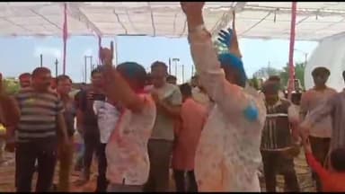 आगर: कलेक्टर बंगले में अधिकारियों व कर्मचारियों ने मनाया होली मिलन समारोह, एक दूसरे को रंग लगाकर दी होली की बधाई