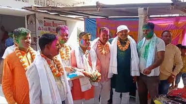 गोरौल: गोरौल प्रखंड के विभिन्न गांवों में होली पर्व धूमधाम एवं हषोल्लास के साथ मनाई गई  ।