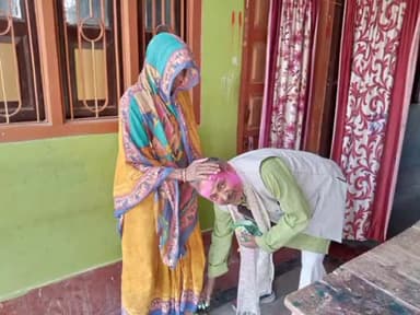 खगड़िया जिला अधिकारी महोदय श्री आलोक कुमार घोष से आशीर्वाद लेते सांसद प्रतिनिधि हीरालाल यादव!