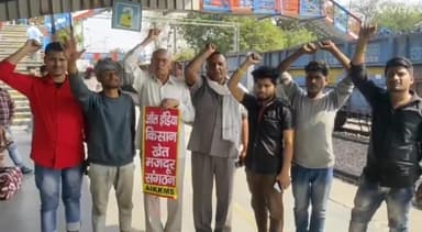 बहादुरगढ़: ऑल इंडिया किसान खेत मजदूर संगठन के कार्यकर्ता बहादुरगढ़ रेलवे स्टेशन से सम्मेलन में भाग लेने के लिए बंगाल हुए रवाना