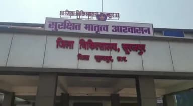 सूरजपुर: जिला अस्पताल में ड्यूटी में तैनात डॉक्टर के साथ 2 लोगों ने की मारपीट, विरोध में डॉक्टरों ने काली पट्टी लगाकर विरोध जताया