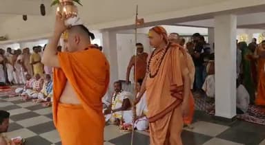 परमहंसी गंगा आश्रम में श्री जगद्गुरु शंकराचार्य जी अविमुक्तेश्वरानंद महाराज जी  में पूजन अर्चन करते हुए जय हो गुरुदेव जी