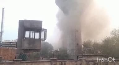 गाज़ियाबाद: साइट फॉर औद्योगिक क्षेत्र स्थित बंद पड़ी बीपीएल कंपनी में लगी आग, आस-पास के लोगों ने दमकल विभाग को दी सूचना