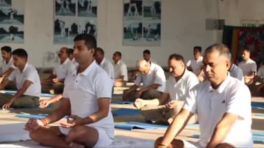 हज़ारीबाग: आज़ादी का अमृत महोत्सव कार्यक्रम के अंर्तगत सीमा सुरक्षा बल मेरु कैंप में विशेष योग सत्र का हुआ आयोजन