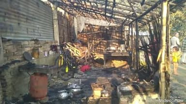 विभूतिपुर: जोगिया गांव स्थित एक घर में शॉर्ट सर्किट से लगी आग, करीब ₹1 लाख से अधिक का हुआ नुकसान