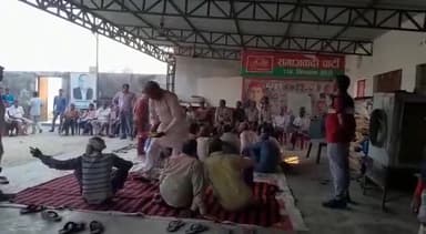 ग्राम कुर्मिनपुरवा निघासन में अपनो के साथ शुभ होली पर खेला रंग।