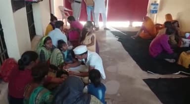 खुरई: खुरई उप जेल में भाईदूज पर बड़ी संख्या में बहनें अपने भाइयों को टीका लगाने के लिए पहुंची