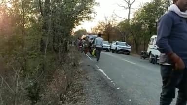 अजयगढ़: पन्ना-अजयगढ़ रोड पर मांझा के पास बाइक अनियंत्रित होने पर एक ही परिवार के तीन लोग घायल, अस्पताल में भर्ती