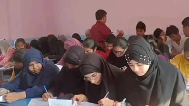 कांके: कर्बला चौक स्थित गुलशन हॉल में मौलाना आजाद ह्यूमन इनिशिएटिव के अंतर्गत दसवीं की परीक्षा के लिए निशुल्क गेस प्रश्न पत्र व