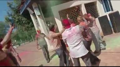 अशोक नगर: लगातार दो दिन तक शहर में चौकसी करने के बाद दूसरे दिन कोतवाली थाने पर पुलिस के जवानों ने जमकर मनाई होली