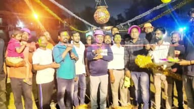 मांडू: सरना चौक केदला नगर में बुढ़वा होली के अवसर पर मटका फोड़ कार्यक्रम का किया गया आयोजन