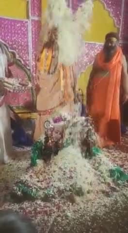 श्री जगद्गुरु शंकराचार्य अविमुक्तेश्वरानंद जी महाराज अपने गुरु भक्तों के साथ होली फूलों से खेलते हुए जय हो गुरुदेव जी