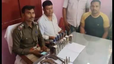 बिहपुर: झंडापुर पुलिस ने मरवा गांव में छापेमारी कर 3 देसी कट्टे, 28 जिंदा कारतूस व 14 बोतल विदेशी शराब की बरामद, तस्कर गिरफ्तार