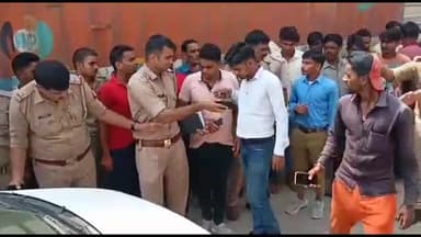 मुरादाबाद: सामुदायिक स्वास्थ्य केंद्र के सामने बाइक सवार युवक को नींद की झपकी आने पर बाइक बिजली के पोल से टकराई, बाइक सवार हुआ घायल