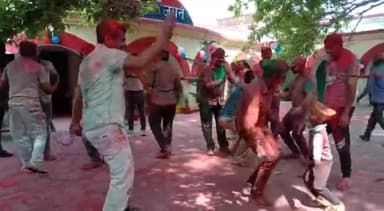 लखीमपुर: होली के त्योहार पर पुलिस लाइन में क्राइम ब्रांच की टीम ने खेली होली, एसपी निवास पर भी भव्य कार्यक्रम का हुआ आयोजन