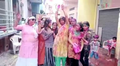भदोही: भदोही के कटरा वजार मे महिलाओ व लड़कियो ने जम कर खेली होली होली खेले रघुवीरा अवध मे गाने पर जमक र किया डान्स