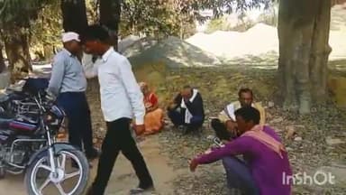 लखीमपुर: कोरिगवां गांव में शराब के नशे में धुत युवक ने पेड़ में फंदे से लटक कर दी जान, पोस्टमार्टम हाउस पहुंचे परिजन