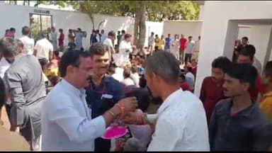 अशोक नगर: प्रदेश के लोक स्वास्थ्य यांत्रिकी राज्य मंत्री बृजेंद्र सिंह यादव ने जिला जेल में कैदियों के साथ मनाई होली