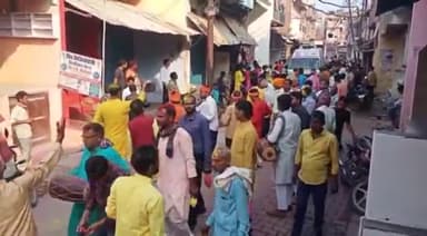 ज्ञानपुर: गोपीगंज नगर सहित विभिन्न स्थानों पर दूसरे दिन भी खेली गई होली, सुरक्षा के मद्देनजर जगह-जगह पुलिस रही तैनात