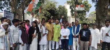फैज़ाबाद: सिविल लाइन स्थित स्टेट बैंक मुख्य कार्यालय के सामने कांग्रेस कार्यकर्ताओं ने केंद्र सरकार के खिलाफ किया प्रदर्शन