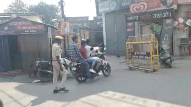 फैज़ाबाद: रीडगंज चौराहे पर पुलिस ने अभियान चलाकर 20 वाहनों के काटे चालान