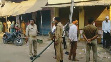 महमूदाबाद: चांदपुर बाजार में हुई घटना के बाद कार्रवाई के लिए परिजनों ने शव सड़क पर रखकर की कार्रवाई की मांग