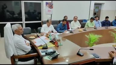 मुरादाबाद: सिविल लाइन स्थित कैंप कार्यालय में जिलाधिकारी ने राजस्व विभाग से संबंधित अधिकारियों के साथ की समीक्षा बैठक