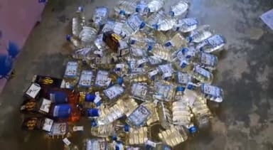 कटेया: खालगांव दुर्गा मोड़ के समीप से 173 बोतल देसी शराब व साइकिल सहित एक युवक को किया गया गिरफ्तार, बाइक सवार हुआ फरार