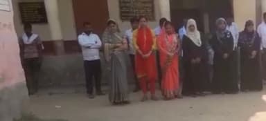 दुल्हिन बाज़ार: सदावह डोरवां गांव स्थित उच्च माध्यमिक विद्यालय परिसर में हुआ शोक सभा का आयोजन