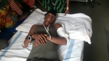 पन्ना: जनवार गांव मे पेड़ से गिरा युवक नही मिली एम्बुलेंस तो बाइक से करवाया जिला अस्पताल में भर्ती।