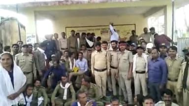 पन्ना: कलेक्ट्रेट के बाहर अपनी विभिन्न मांगों को लेकर हड़ताल पर बेठे कोटवारों ने जमकर किया हंगामा।