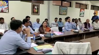 कांके: भू राजस्व से संबंधित कार्यों एवं मामलों की उपायुक्त ने की बैठक