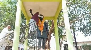 गुना नगर: माधवराव सिंधिया की जयंती के अवसर पर पुरानी गल्ला मंडी में स्थित प्रतिमा पर माल्यार्पण कर उन्हें याद किया