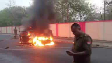 मथुरा: इंडस्ट्रियल एरिया में चलती गाड़ी में शॉर्ट सर्किट से लगी आग, कार सवारों ने कूदकर बचाई जान