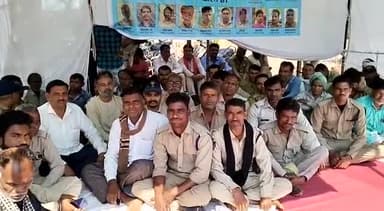 गुना नगर: तहसील परिसर के समीप कोटवारों ने अपनी मांगों को लेकर किया धरना प्रदर्शन, CM के नाम सौंपा ज्ञापन