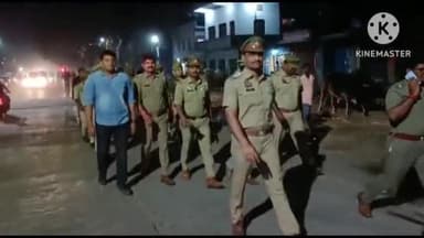 शिकोहाबाद: त्योहारों को लेकर नगर में सीओ व कोतवाल के नेतृत्व में पुलिस ने की पैदल गश्त