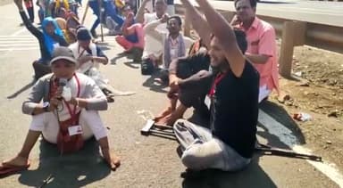 गुना नगर: गुना टोल टैक्स पर पहुंची जिले के दिव्यांगों की स्वाभिमान पदयात्रा, मांगें नहीं मानने पर भोपाल तक पदयात्रा की दी चेतावनी