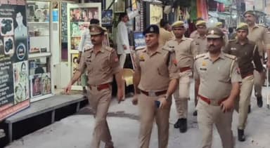 हसनपुर: सीओ ने पुलिस टीम के साथ हसनपुर नगर के मुख्य बाजार में की पैदल गश्त, लोगों से शांति व्यवस्था बनाए रखने की अपील की